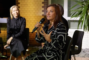 Alison Page, eine Kunstkuratorin, die mit Breville zusammenarbeitet, spricht bei einer Veranstaltung