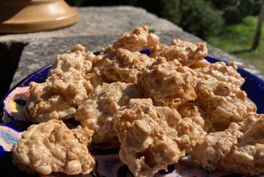 Assiette de biscuits artisanaux, Croc'Noix (meringue à la noix) de la biscuiterie de l'Apothicaire