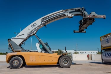 camiones y almacenamiento de carga con maquinaria avanzada