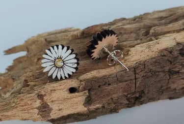 Handgemachte Ohrstecker aus Holz – minimalistisch, leicht und hautfreundlich