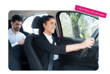 Motorista do aplicativo Apktem transportes conduzindo passageiro com segurança.