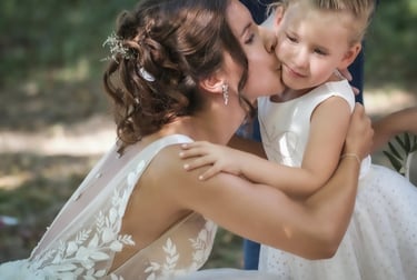 Une jeune mariée heureuse et une émotion captée par un photographe de mariage professionnel
