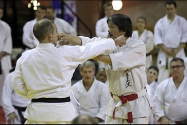 photo du maitre Okubo lors d'un cours de karaté