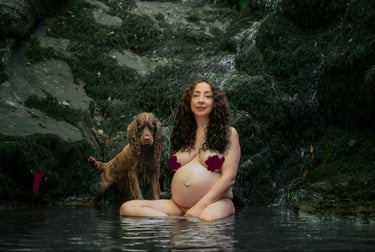 ragazza e cane in un laghetto nel bosco