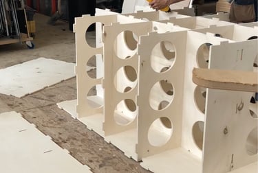 sancho esnamblando escenografia