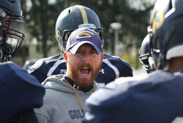 un entrenador motivando a su equipo