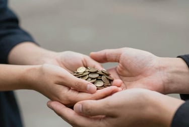 Icono de manos recibiendo una ayuda para trámites de becas y subvenciones públicas