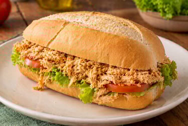 sanduíche de frango desfiado simples e barato caseiro