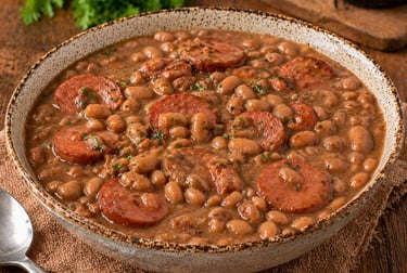 feijão com calabresa simples e barato caseiro