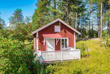 La cabane de Sophia D rouge de falun en teinte rouge clair à 10 heure du matin en mai