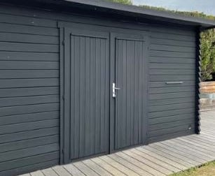 Un abri de jardin peint avec de la peinture naturelle microporeuse noir 