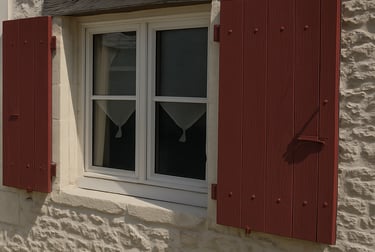 Des volets en bois peints avec une peinture naturelle rouge basque