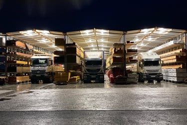 batiment-stockage-exterieur-avec-trois-camions
