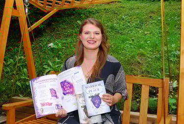 Stella Tack mit Büchern
