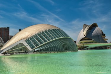 La futurista Ciudad de las Artes y las Ciencias en Valencia, España, que destaca por su arquitectura