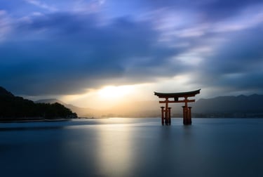 El torii flotante de Itsukushima al atardecer en la isla de Miyajima, Japón, con un cielo azulado