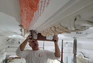 Restauratie ornamenten plafond in Maastricht.