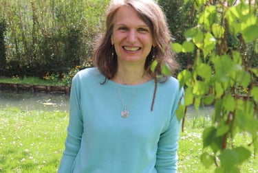 Photo Véronique Agranier astrologue dans un parc