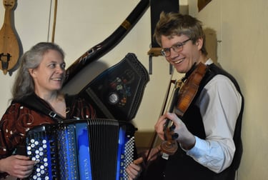 Halfdan og Helle Asmild spiller musik til fest