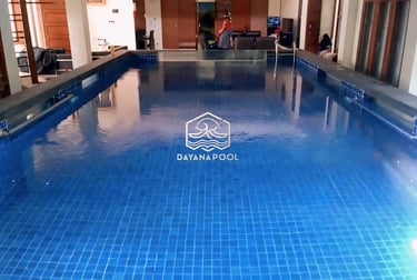 Tampilan kolam renang overflow dengan air yang meluap.