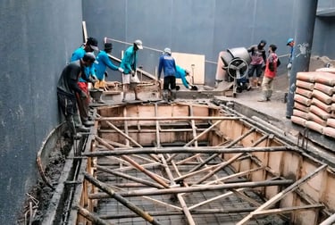 Detail konstruksi tulang baja pada kolam renang.