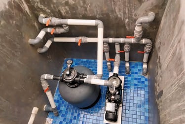 Instalasi sistem pemanas kolam renang air hangat di Bandung oleh teknisi DayanaPool.
