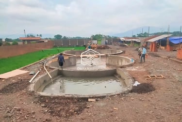 Proses konstruksi kolam renang, pemasangan kerangka besi.