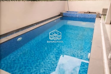 Kolam renang pribadi di malam hari dengan pencahayaan LED yang indah, menciptakan suasana relaksasi.