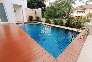 Kolam renang pribadi dengan finishing batu alam untuk nuansa alami.