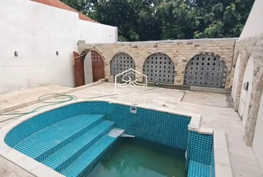 Pengerjaan lapisan kedap air (waterproofing) kolam Jacuzzi