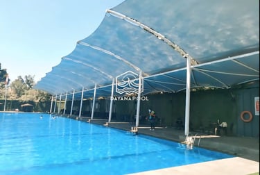 Tampilan kolam renang overflow dengan air yang meluap.