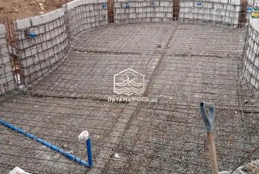Proses konstruksi kolam renang, pemasangan kerangka besi.