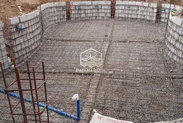 Proses konstruksi kolam renang, pemasangan kerangka besi.