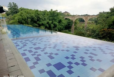 kolam renang infinity yang menyatu dengan keindahan alam