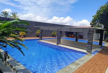 10.	Tampilan kolam renang overflow dengan air yang meluap.