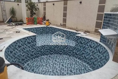 Pengerjaan lapisan kedap air (waterproofing) kolam Jacuzzi