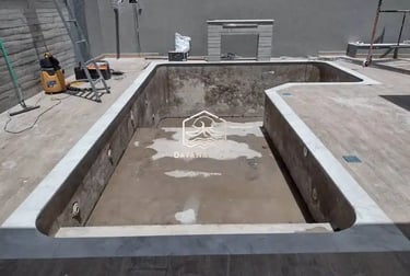 Proses pemasangan material finishing mozaik pada dinding kolam renang oleh tukang berpengalaman.