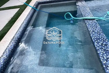 Jasa perawatan kolam renang untuk menjaga kejernihan air.