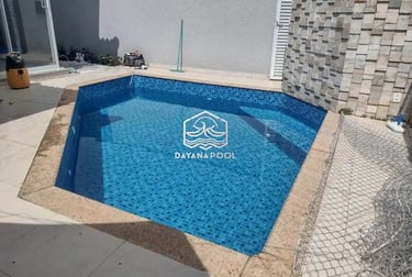 Kolam renang pribadi modern di Bandung, menciptakan suasana liburan setiap hari.