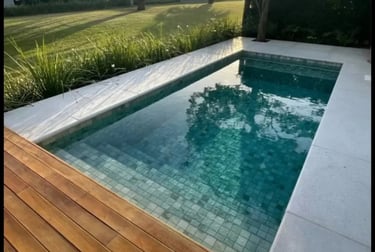 Kolam renang pribadi dengan finishing batu alam untuk nuansa alami.