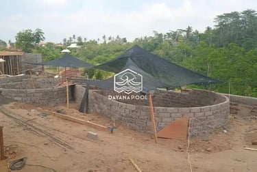 Proses pembangunan kolam renang, kerangka besi.