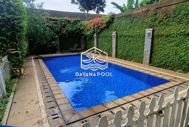 Kolam renang pribadi modern di Bandung, menciptakan suasana liburan setiap hari.