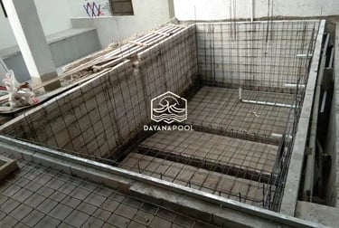 Proses konstruksi kolam renang, pemasangan kerangka besi.