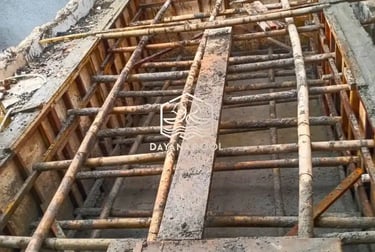 Proses konstruksi kolam renang, pemasangan kerangka besi.