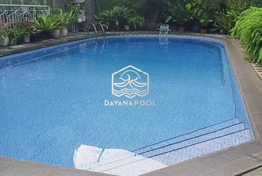 Kolam renang pribadi di malam hari dengan pencahayaan LED yang indah, menciptakan suasana relaksasi.