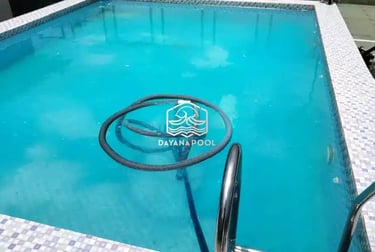 Jasa perawatan kolam renang untuk menjaga kejernihan air.