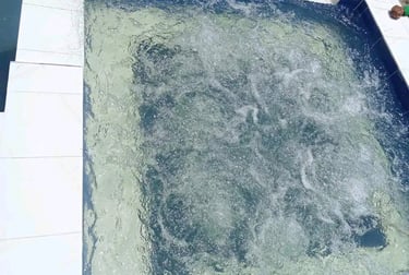 Jacuzzi outdoor dengan finishing keramik mozaik elegan