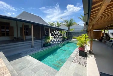 Tampilan kolam renang overflow dengan air yang meluap.
