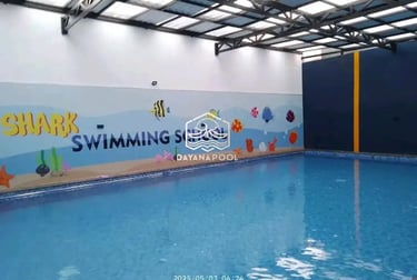 Anak-anak tertawa riang bermain di kolam renang, menggambarkan kebahagiaan keluarga.