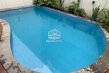 Kolam renang pribadi di malam hari dengan pencahayaan LED yang indah, menciptakan suasana relaksasi.